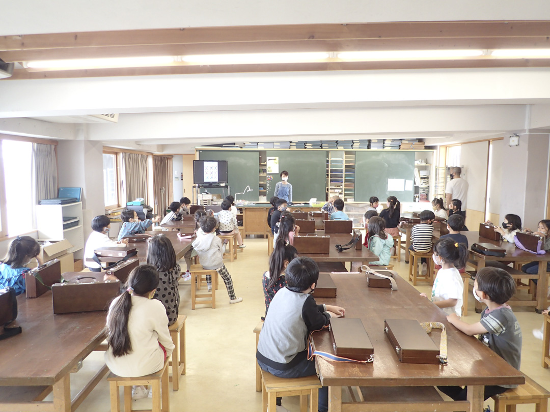 和光小学在入学后的一周,一年级生正在上美术课。