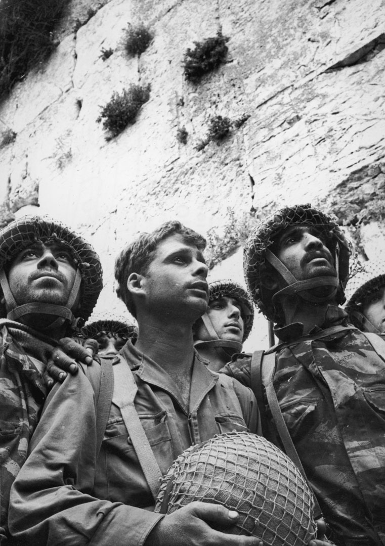 1967年6月9日,六日戰爭,以色列士兵在耶路撒冷舊城哭牆前並排站立。