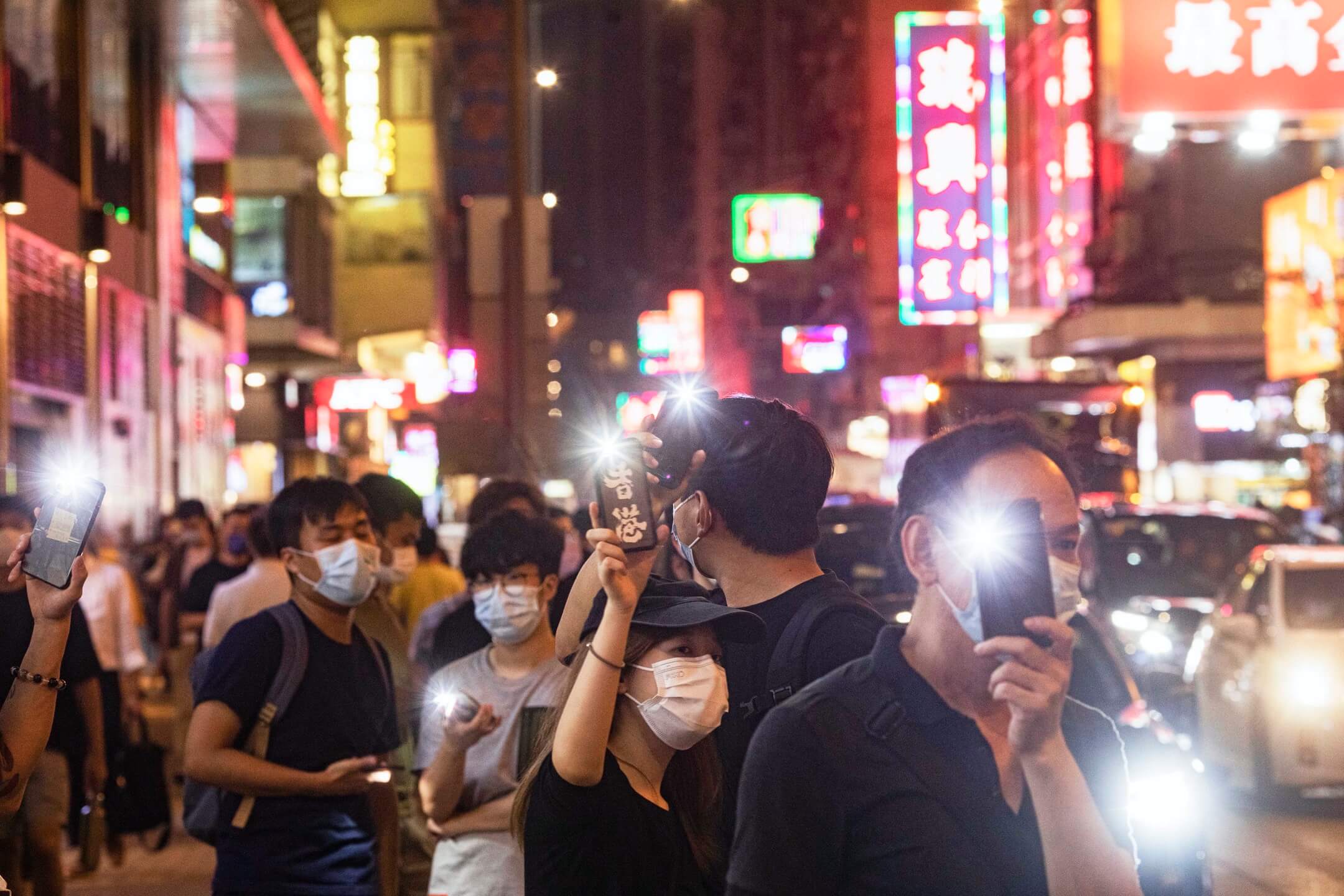 2021年6月4日,市民在旺角街頭舉起手機燈,悼念六四事件。攝:陳焯煇/端傳媒