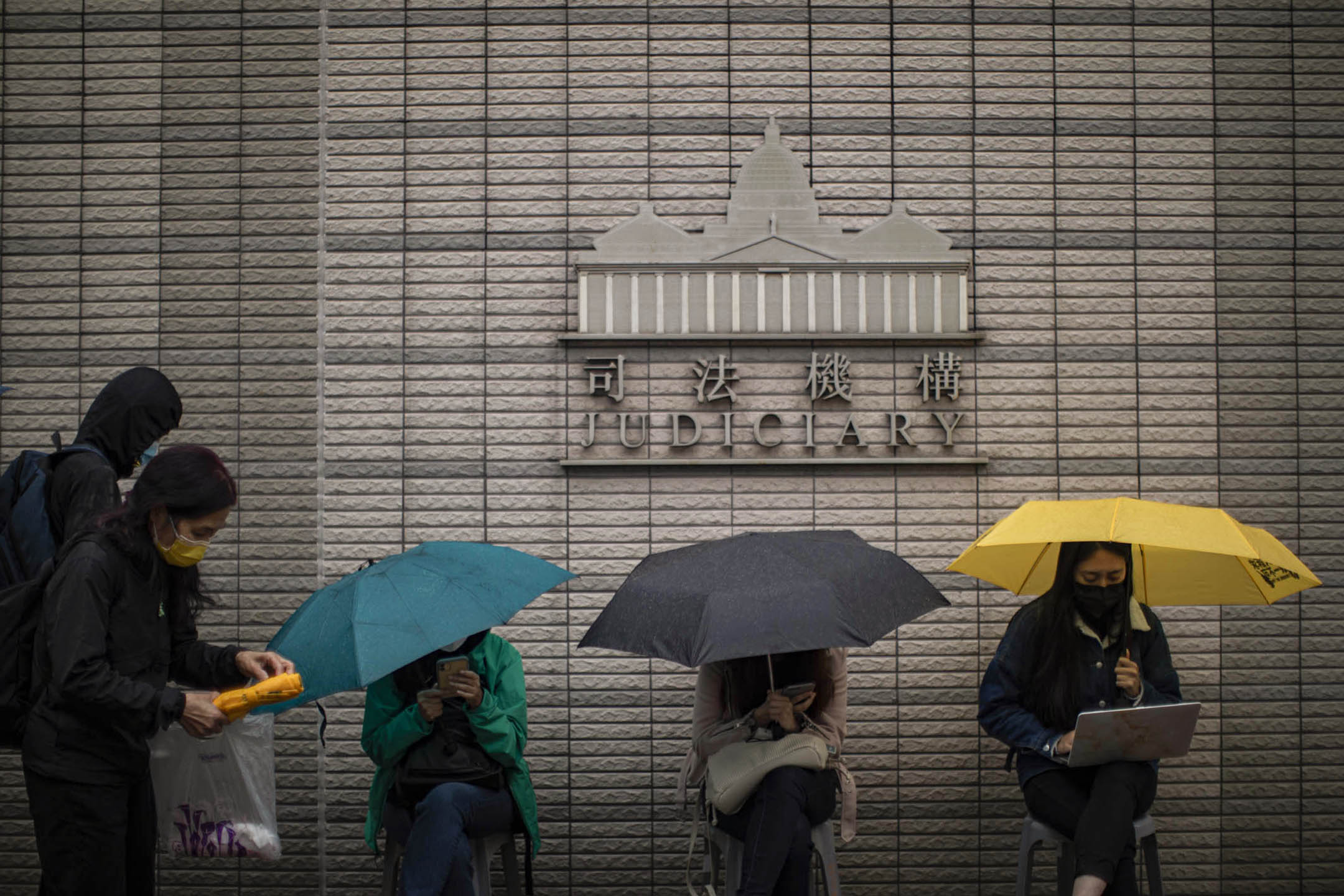 2021年3月3日西九龍裁判法院外,市民排隊進法庭聽審。