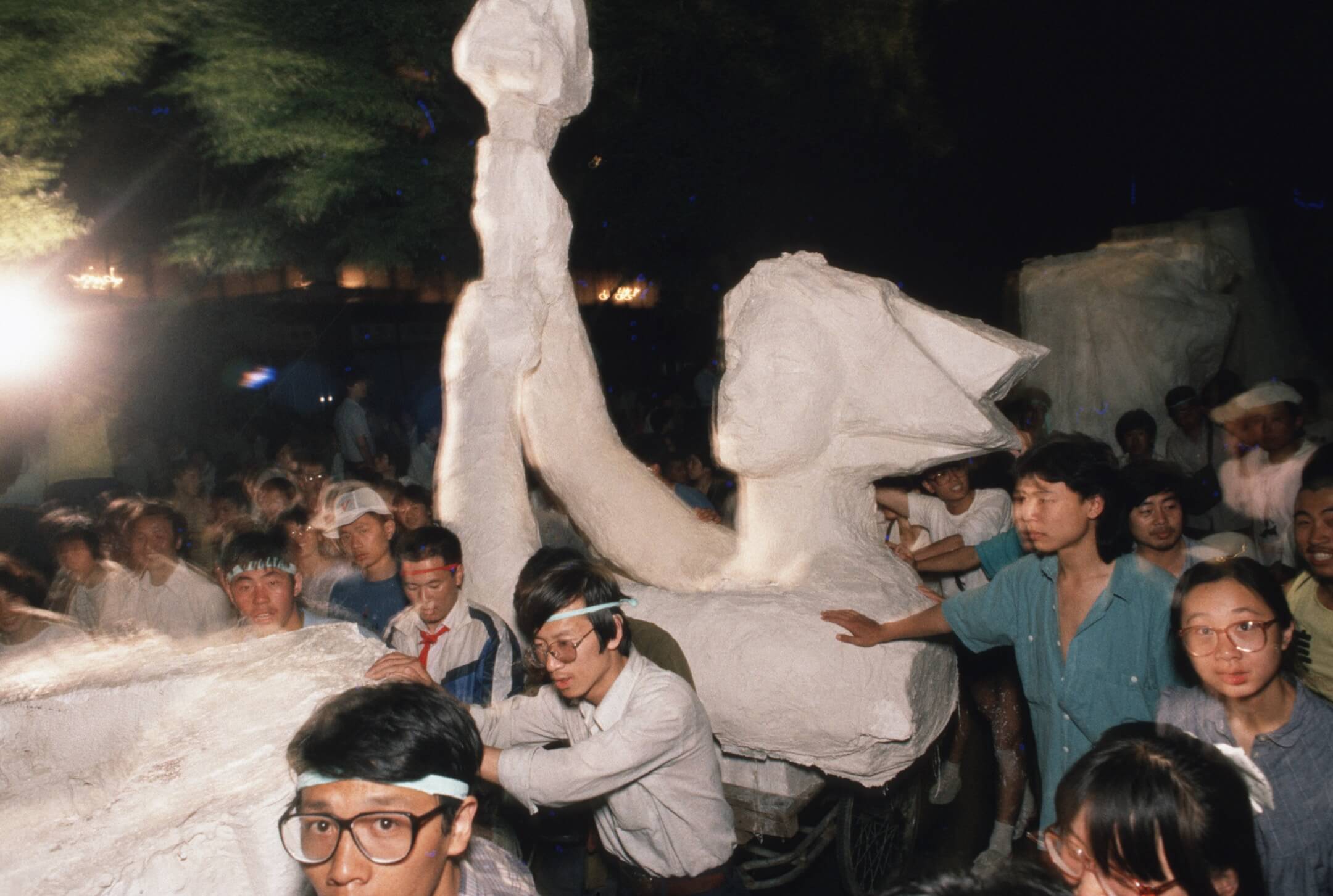 1989年6月1日,北京,学生们把民主女神像抬到天安门广场。