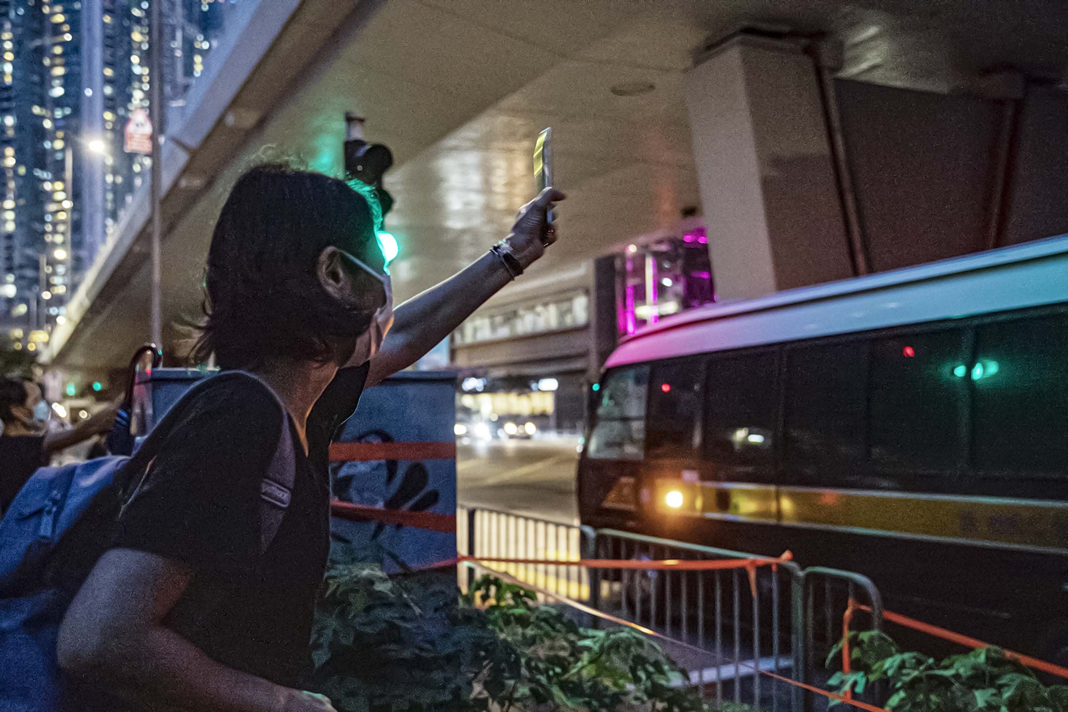 2021年5月28日西九龙裁判法院,支持者送别囚车,车上疑是2020年立法会选举民主派初选而被告的参选人。