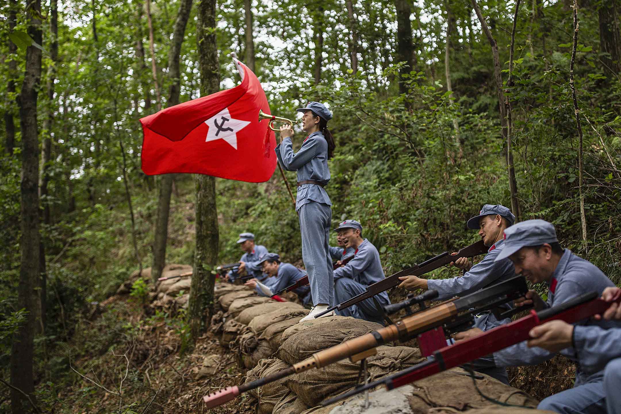 2021年6月26日,中國武漢,參與者身著紅軍制服在長征精神體驗園內。圖:Getty Images