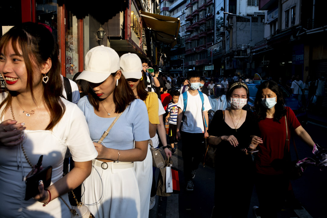 2021年5月15日,女士們在廣州的街上。