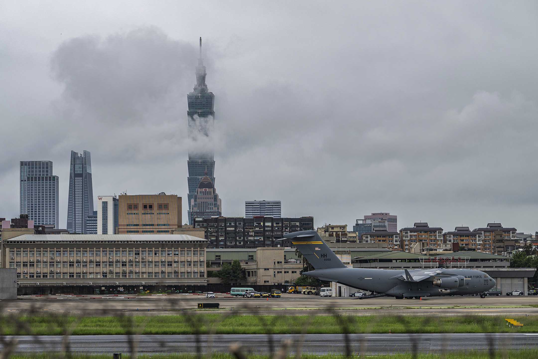 2021年6月6日台北,美國向台灣捐贈750000劑疫苗,運輸機抵達機場。