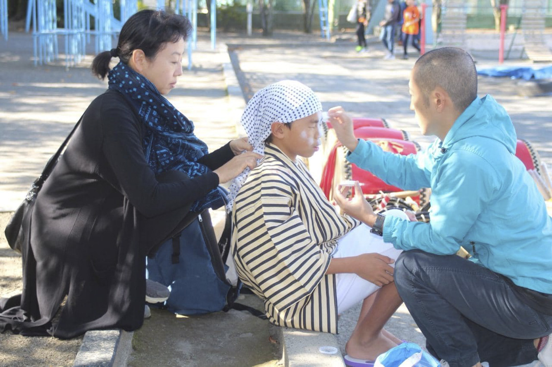 増田典彦老师(右一)与山岸母子。