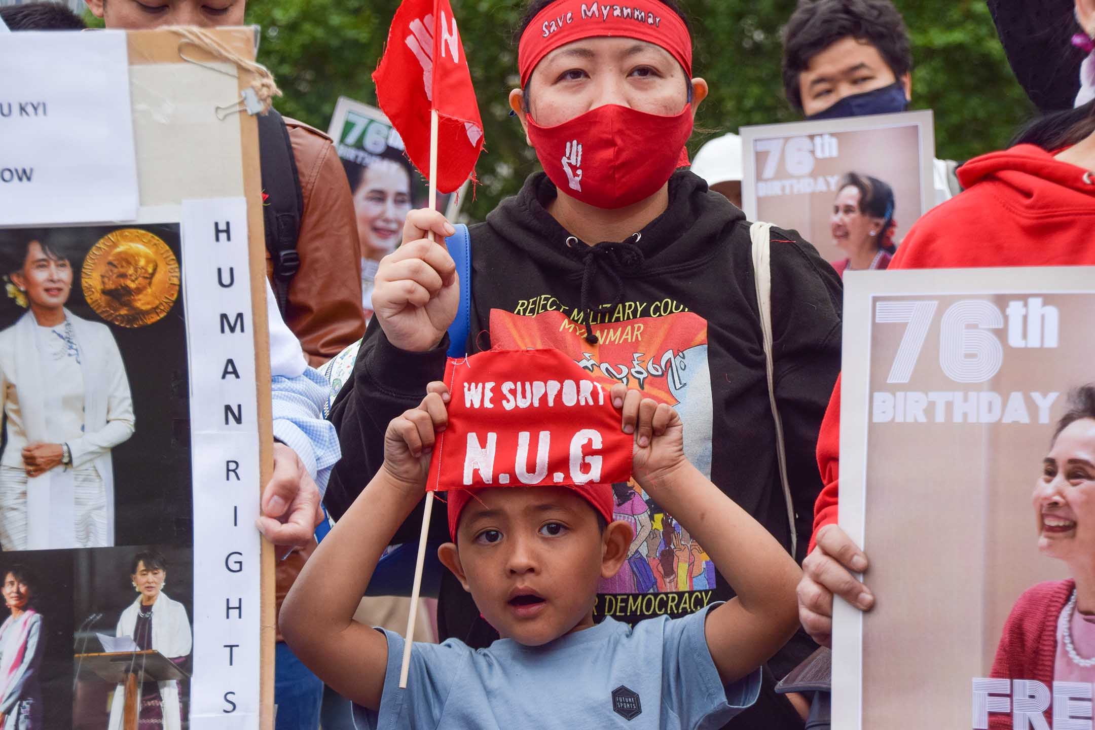 2021年6月19日英國倫敦,緬甸反政變示威期間,一個男孩在廣場舉著一面支持全國團結政府的小旗。