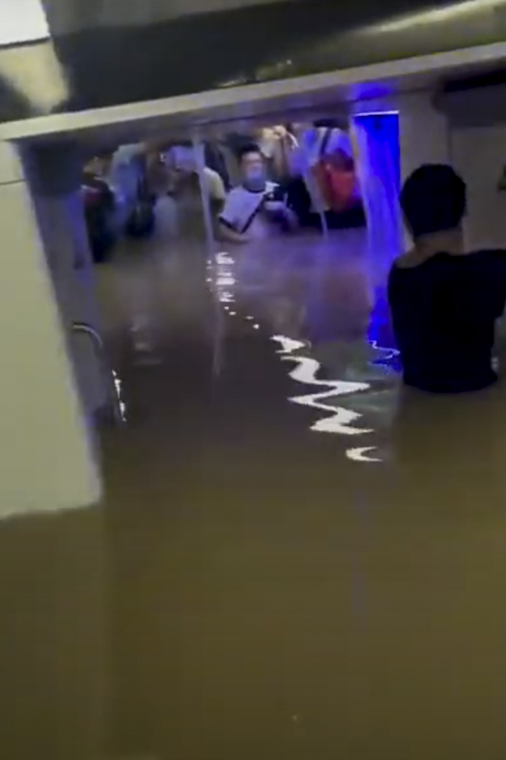 大雨倒灌進地鐵站,地鐵列車內水位沒過胸部。