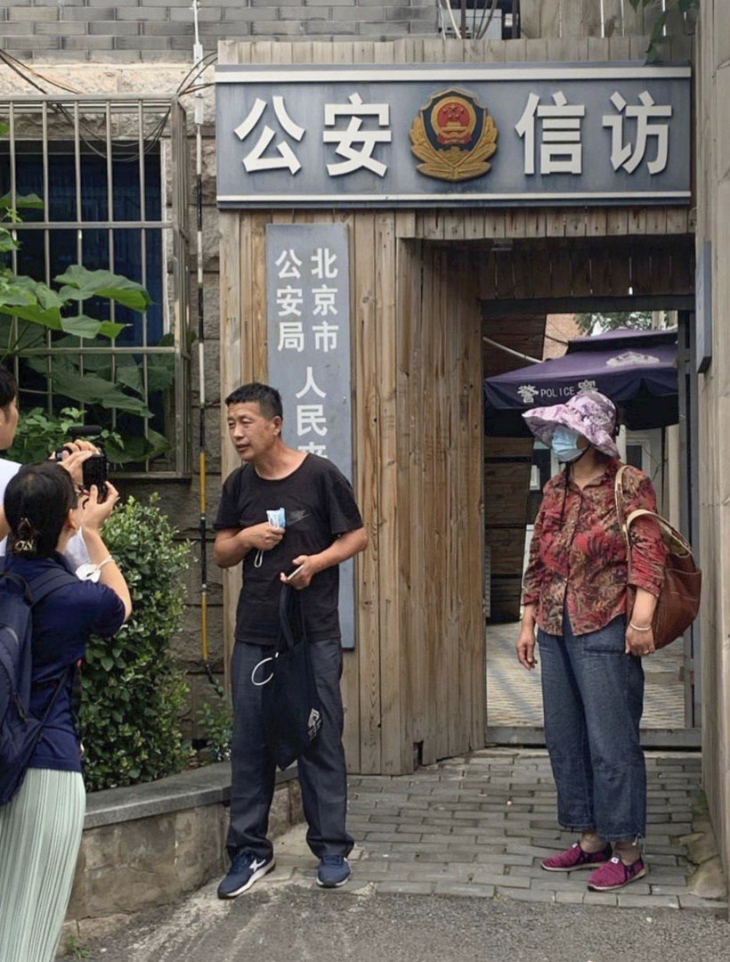 7月7日,唐吉田再次去北京信访局,请求当局解除对自己的边控。他说,要是担心我出境会怎么样,可以派人跟着我,给我戴手铐脚镣都行,只要让我看到孩子。