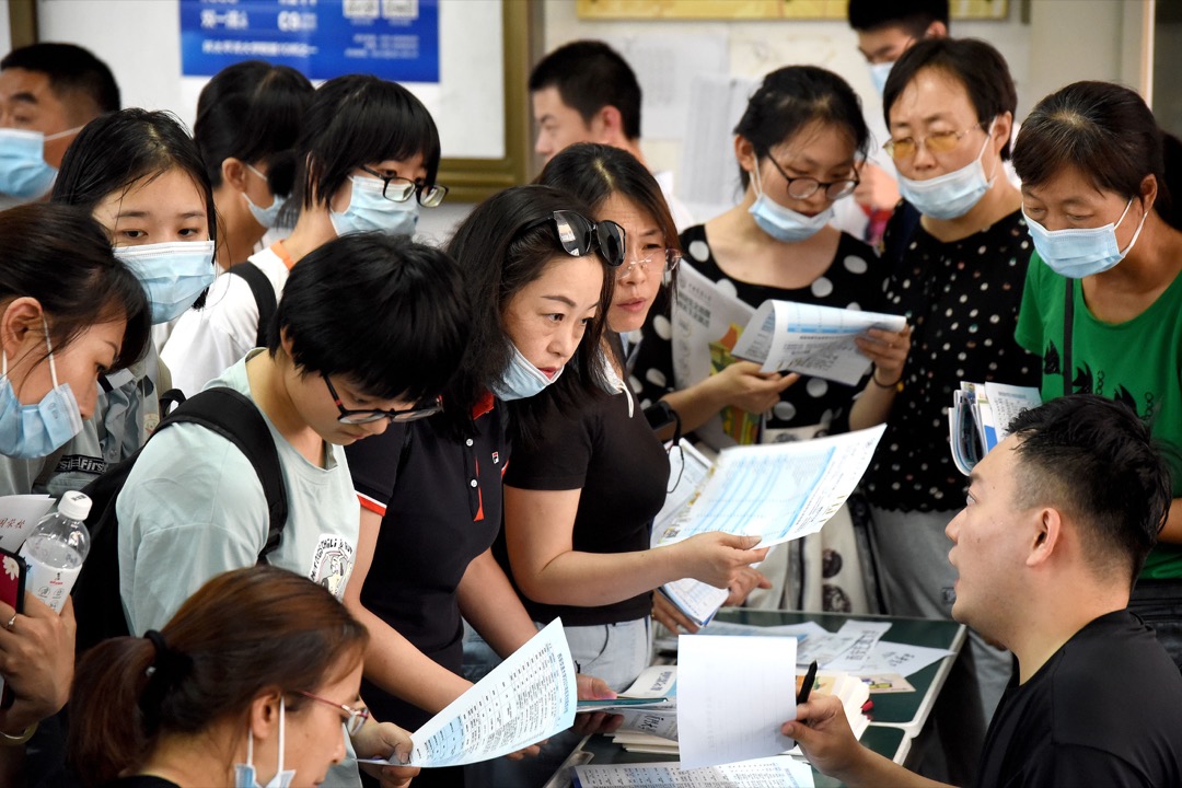 高考生與家長們在一場大學招生咨詢會上了解入學資訊。