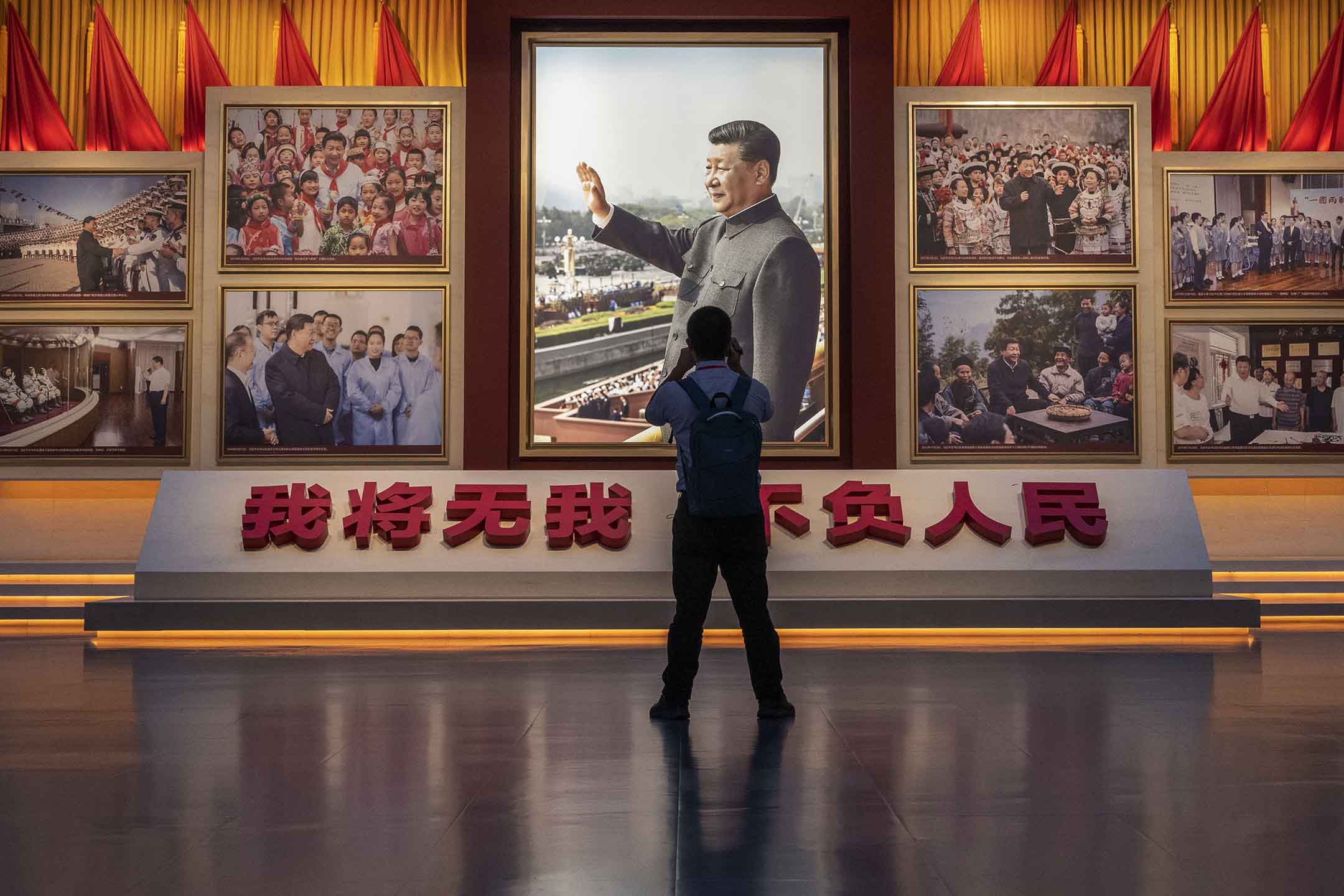 2021年6月25日中國北京,博物館內一名男子在國家主席習近平的照片前。