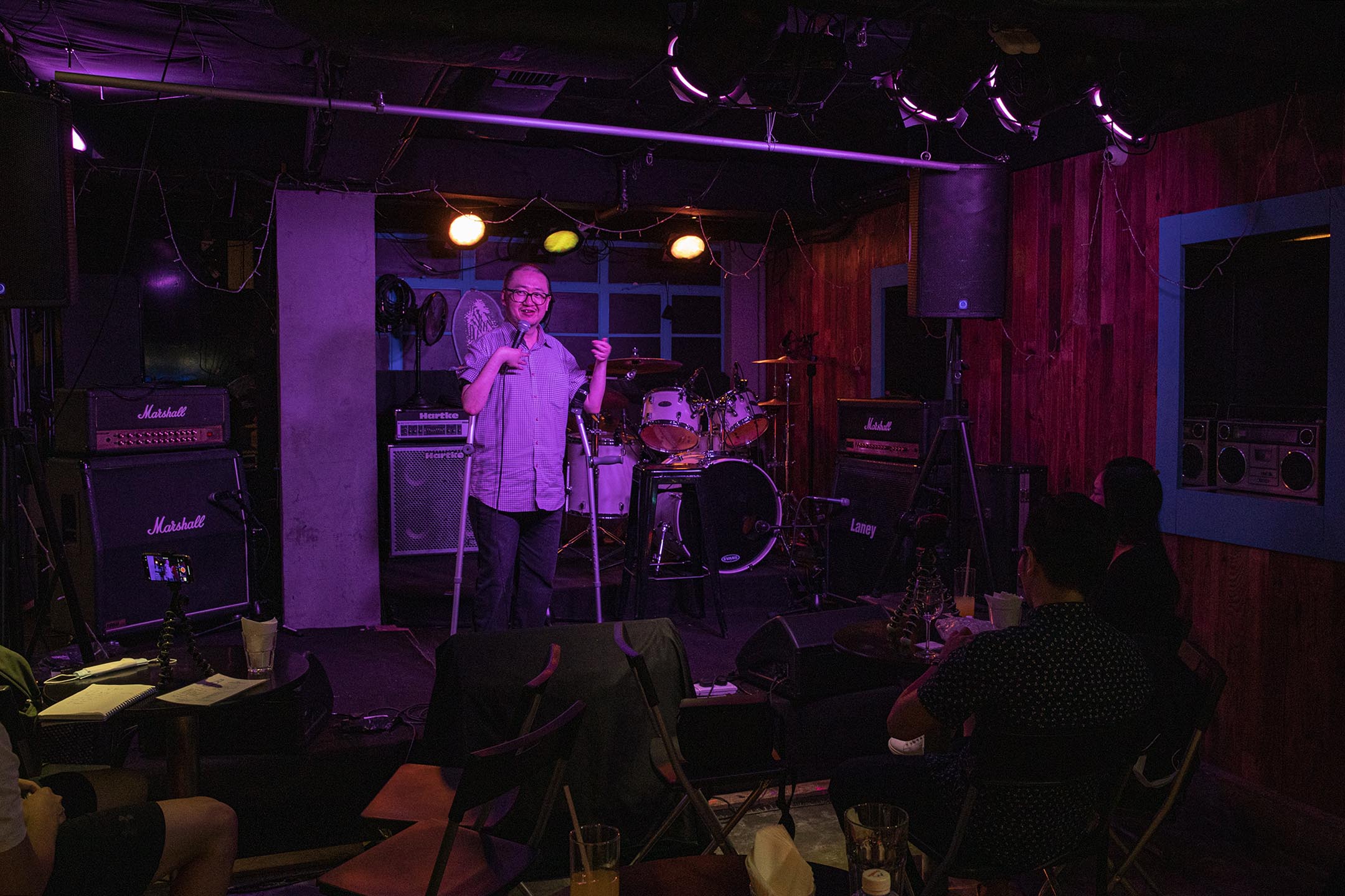 喜剧艺人的聚脚活动“Open Mic”,表演者在台上演出。