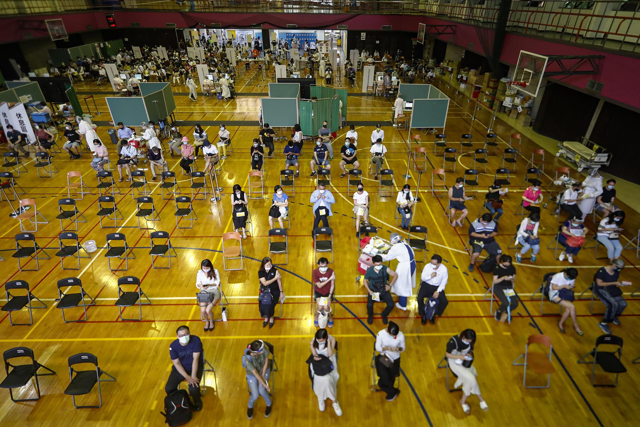 2021年7月21日台灣台北,人們在等候接種2019冠狀病毒的疫苗。