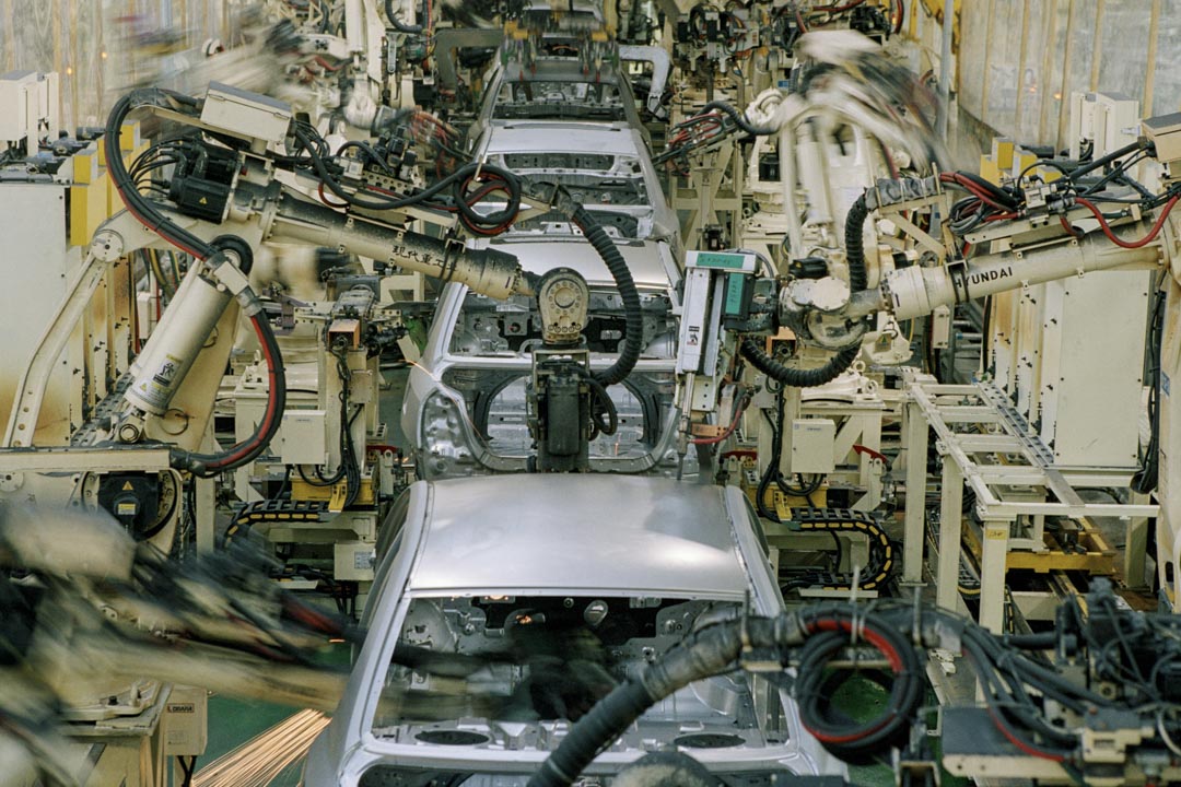 2005年9月14日,北京一間汽車工廠的機械臂焊接車架。