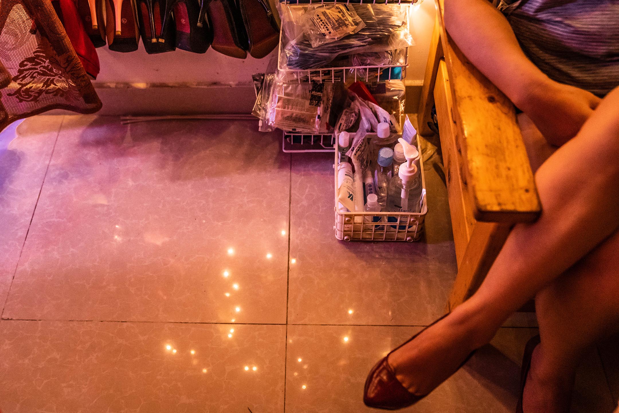疫情下,清毒用品擺放在BDSM工具旁。