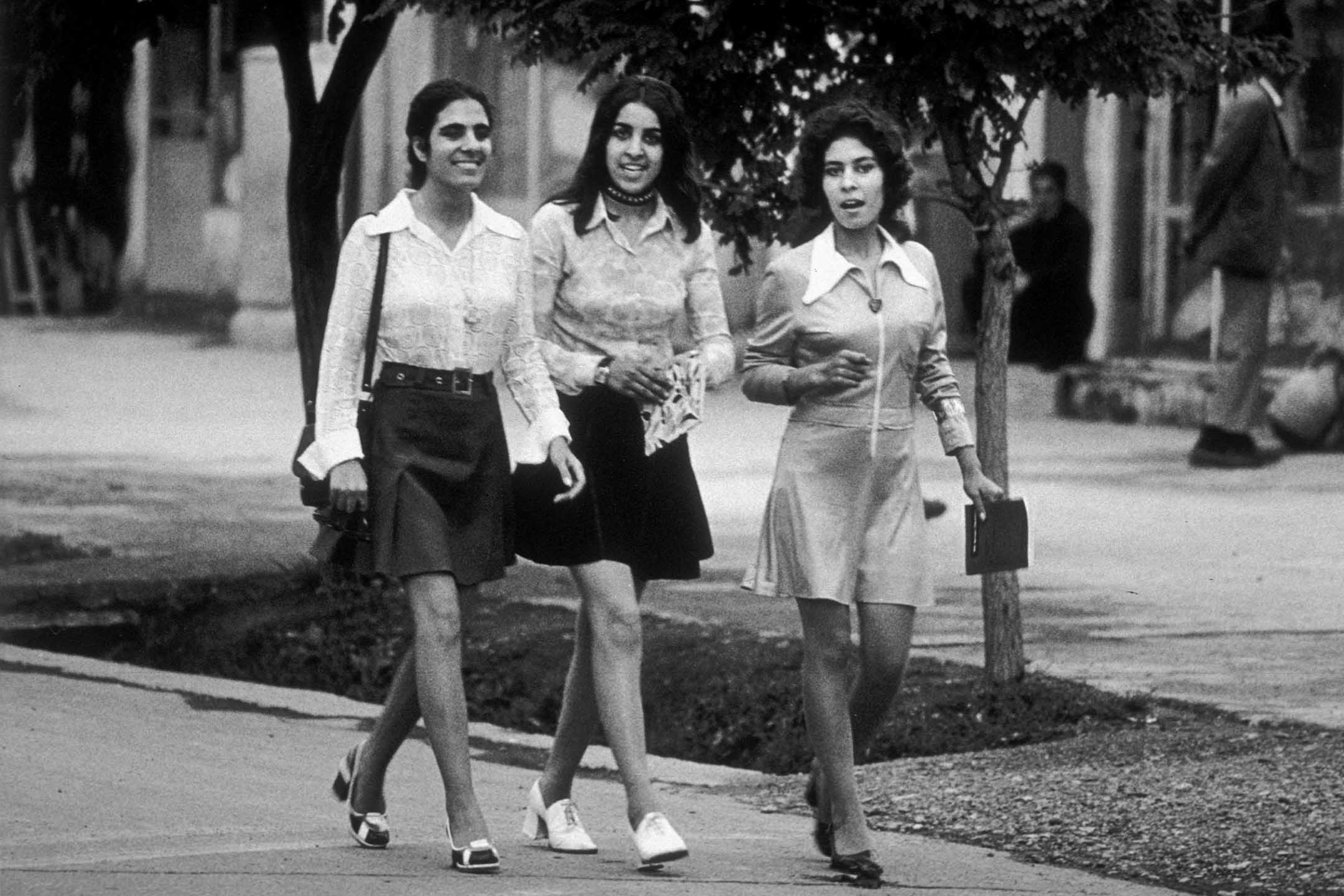 1972 年,年輕學生穿著迷你裙走在喀布爾市的街道上。