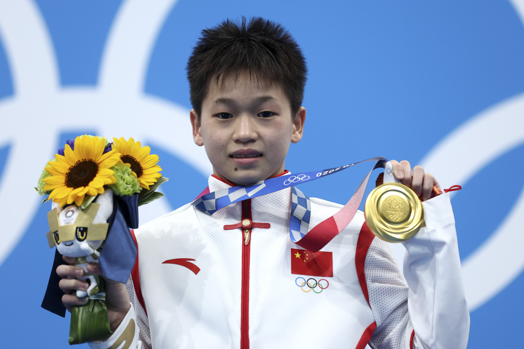 2021年8月5日,东京奥运女子10 米高台决赛,中国金牌得主全红蝉站在领奖台上。