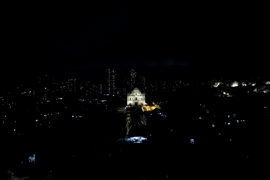 澳门半岛地标大三巴牌坊夜景。