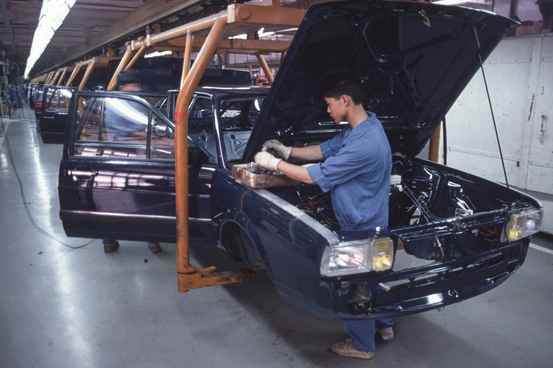 1992年,工人在上海大眾汽車的裝配廠上工作。