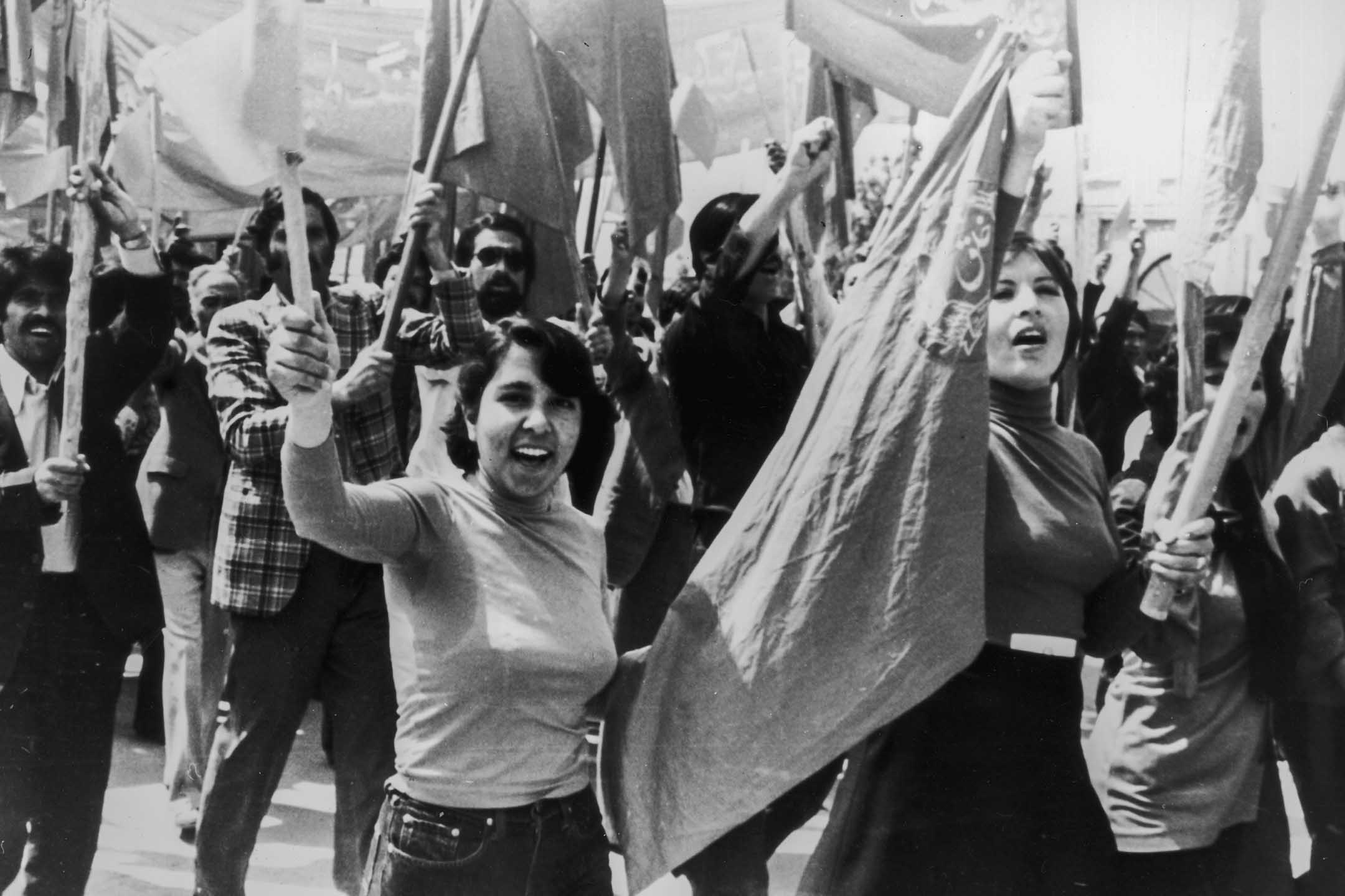 1979年7月,女工和男工在喀布爾遊行。