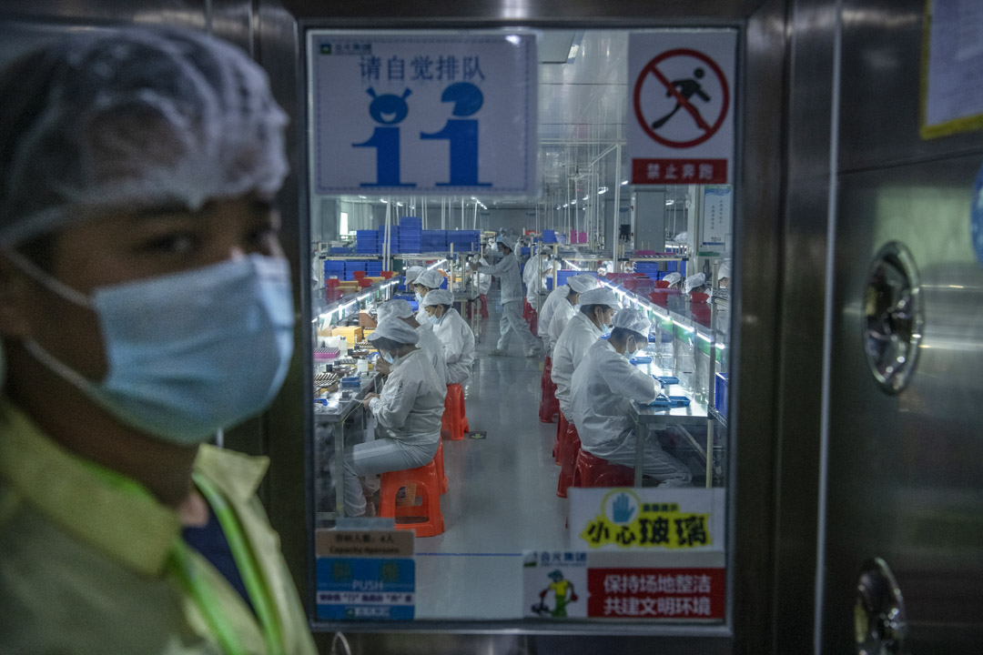 2019年9月25日,工人於深圳的一間電子煙廠上工作。