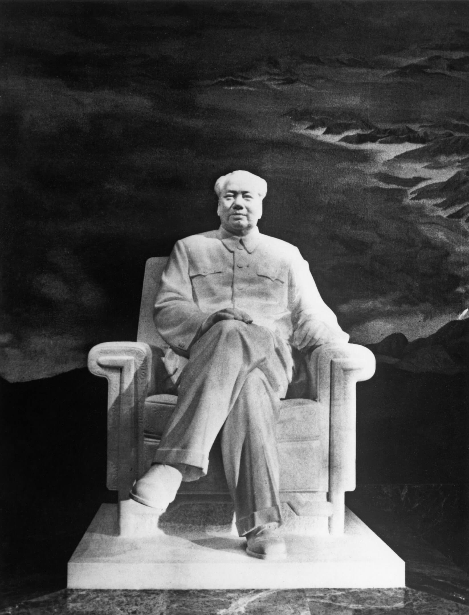 1977年9月12日,中國首都北京,天安門毛澤東紀念堂豎立的毛澤東像。