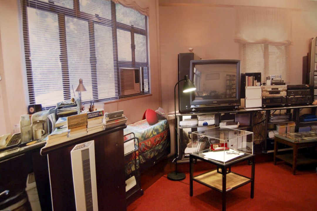 2005年「黃霑與香港大學」特展,曾還原黃霑的書房,展示內裏格局。