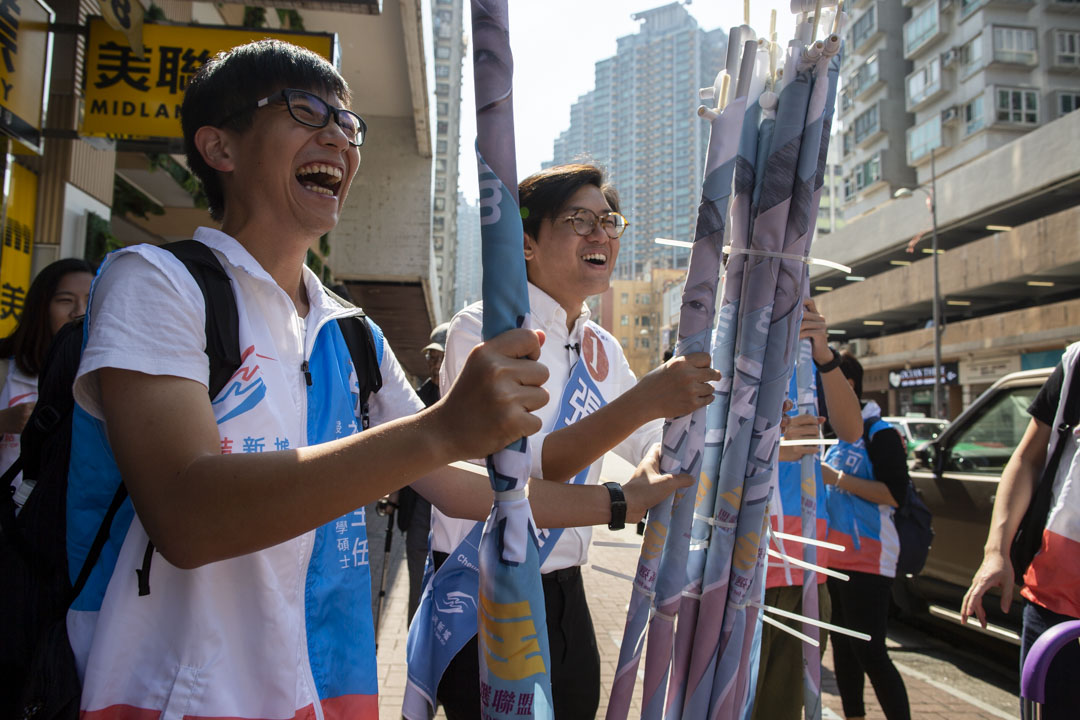 2019年區議會選舉前夕,張可森與義工進行拉票。