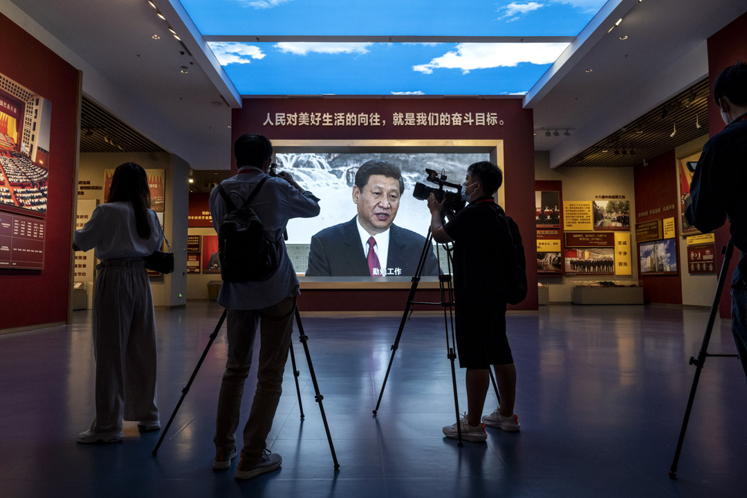 2021年6月25日中國北京中國共產黨博物館,記者在展示國家主席習近平的大屏幕旁拍攝。