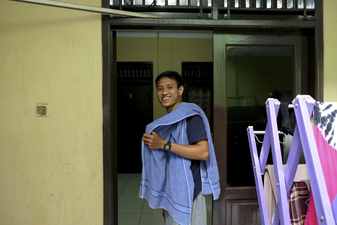 2021年8月,Rizky Fauzan Alvian在雅加达的一所寄宿公寓。