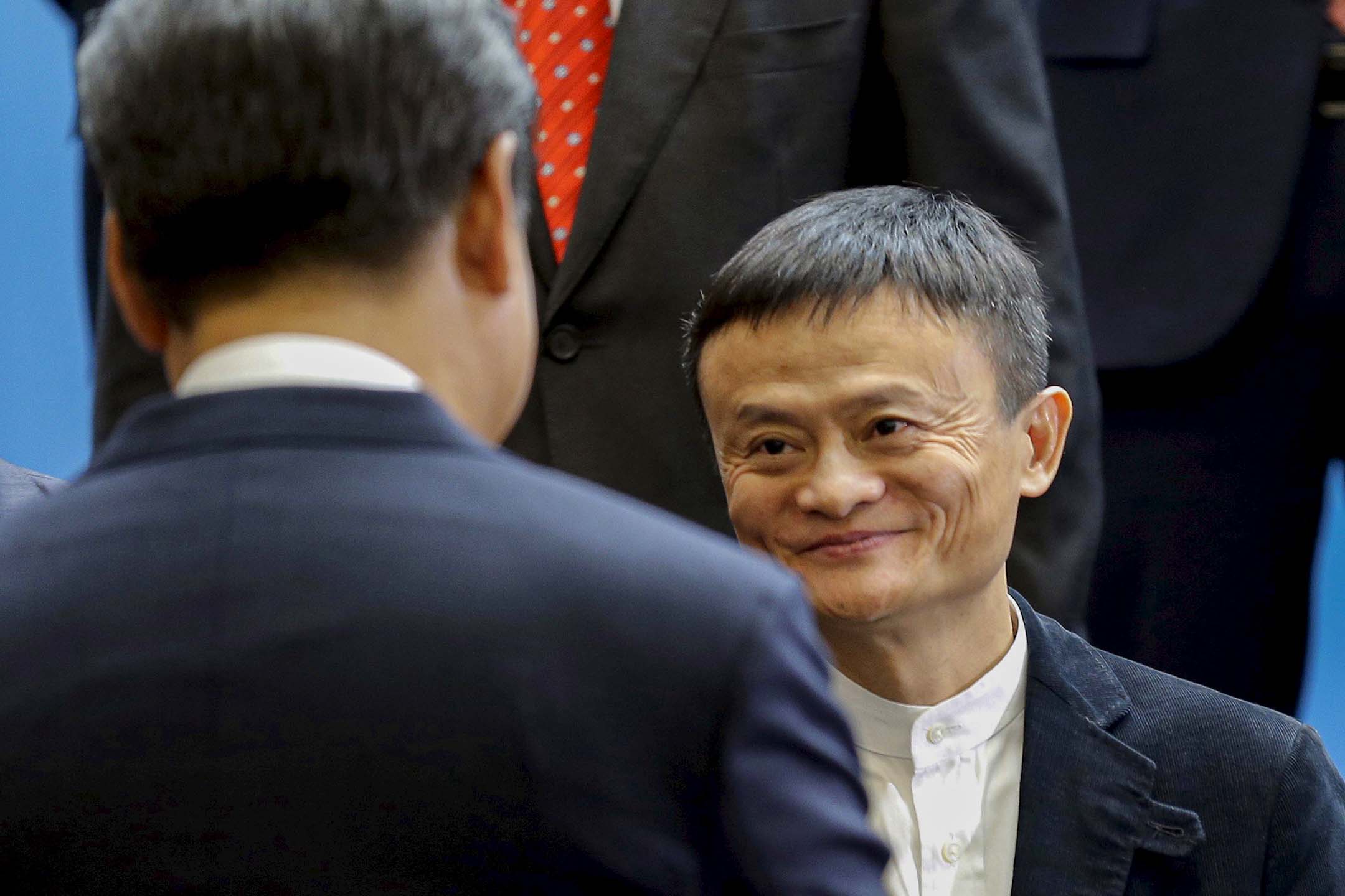 2015年9月23日华盛顿,中国国家主席习近平在微软总部受到阿里巴巴创始人马云(右)的欢迎。