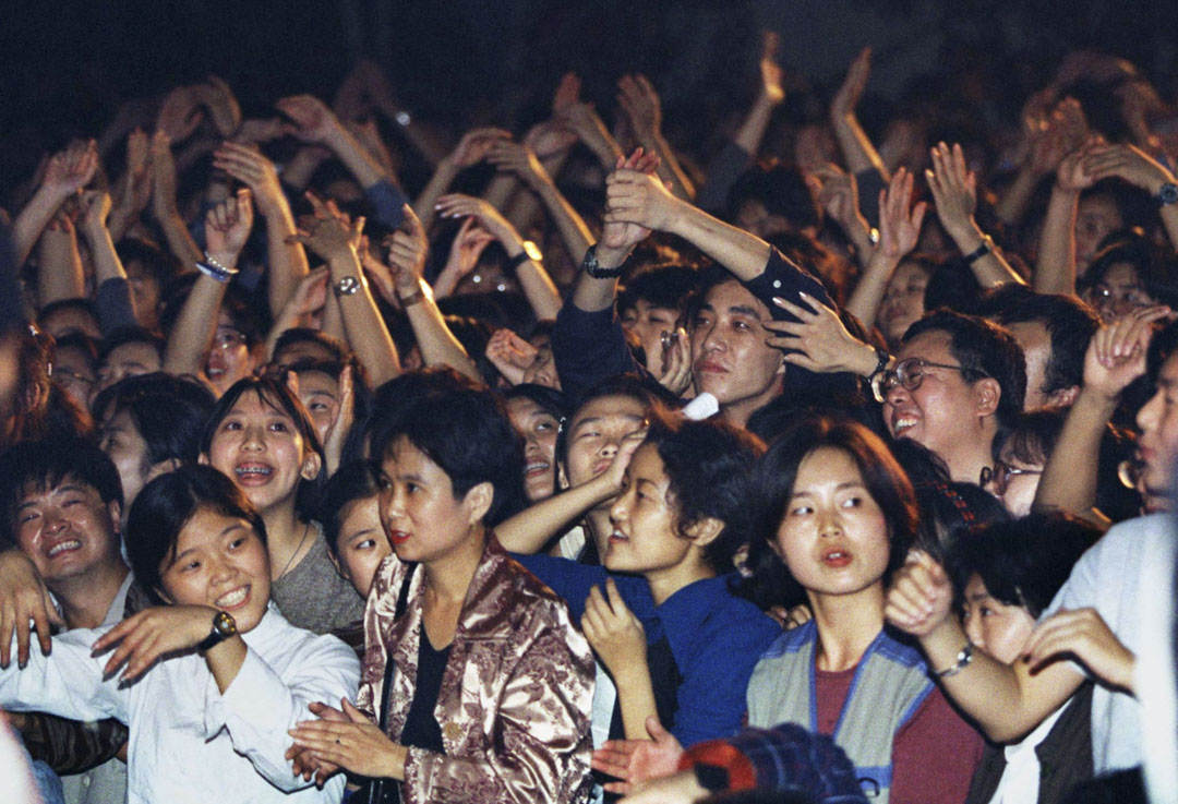 1998年9月24日,中國搖滾樂迷在北京的一所法國學校欣賞中國搖滾歌手崔健的音樂會。