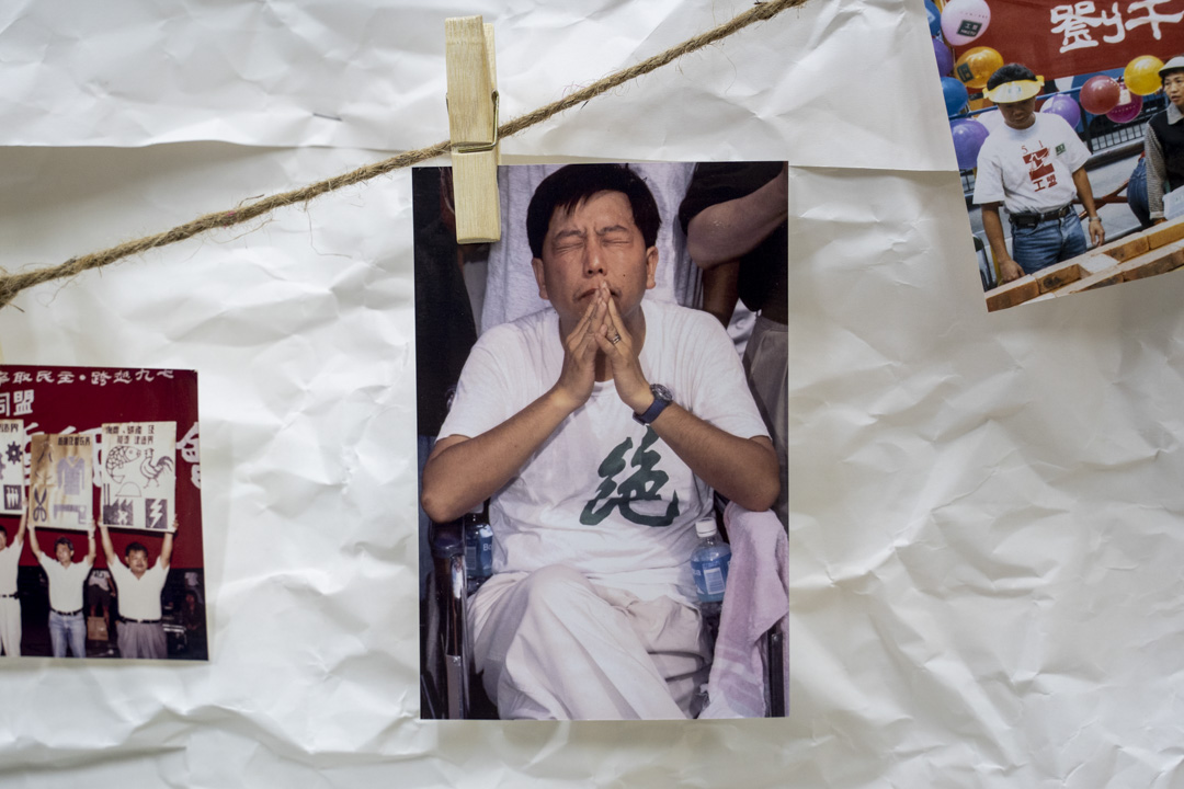2021年10月3日,会员大会现场挂了一幅照片,是97年李卓人于立法会提出《集体谈判权条例》获通过,但回归后旋即被董建华废法,李卓人绝食五天以示抗议。