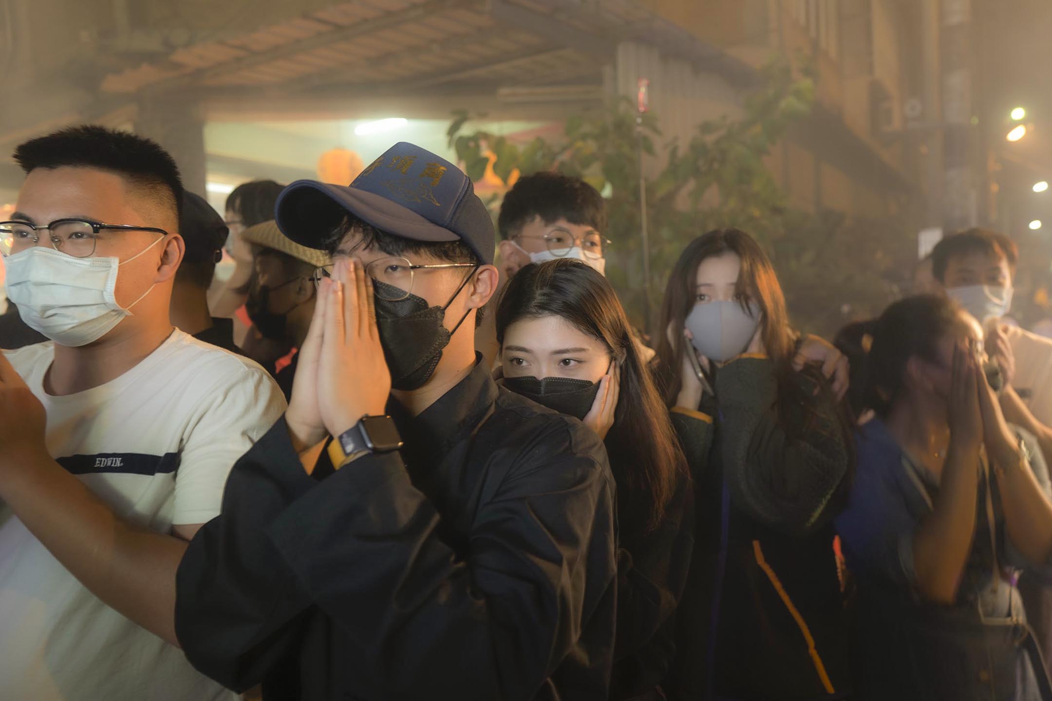 2021年10月31日東港,王船遷船遶境,圍觀的民眾在旁祈福。