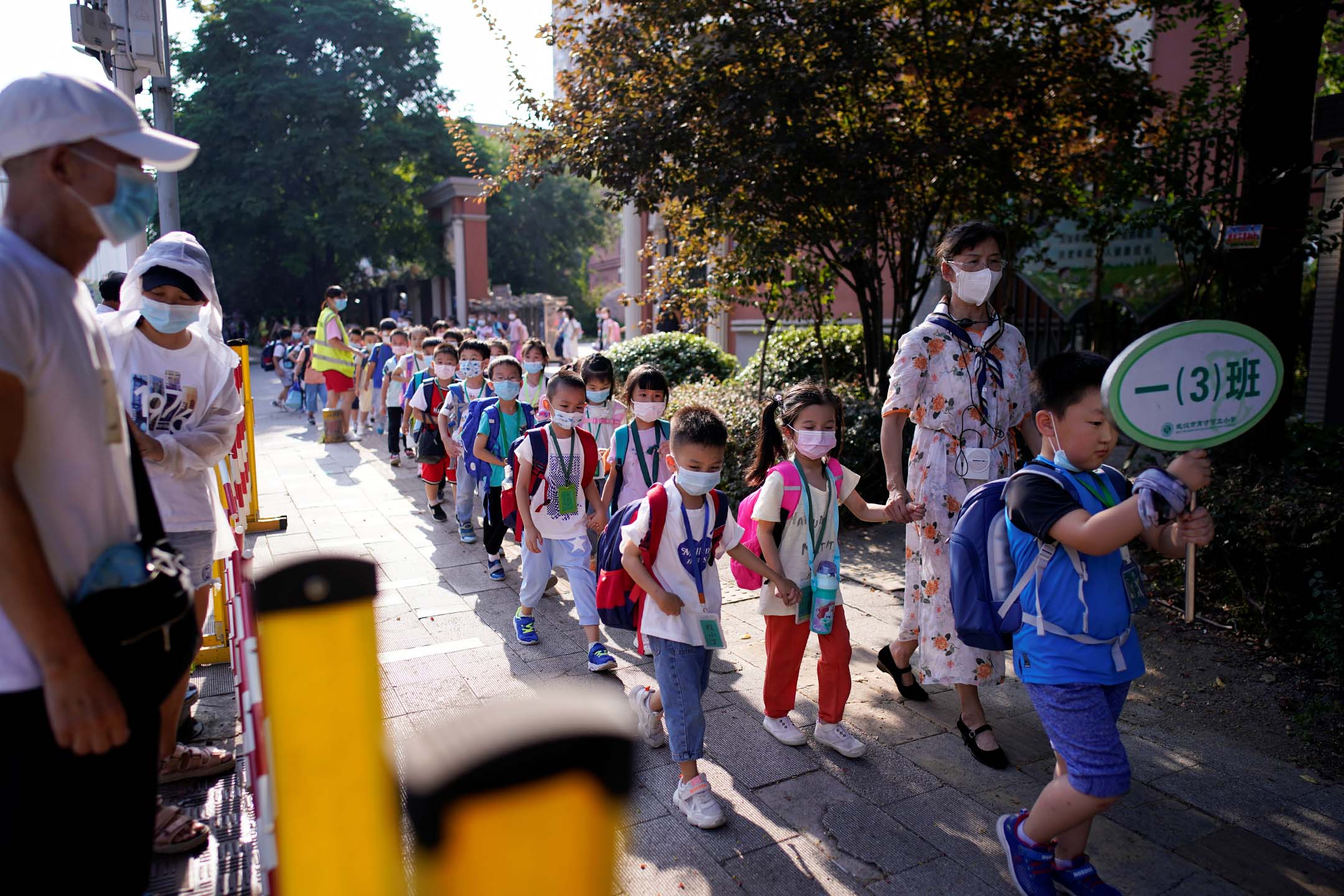 2020年9月2日中國湖北武漢市,爆發2019冠狀病毒病後,戴著口罩的學生走出小學。