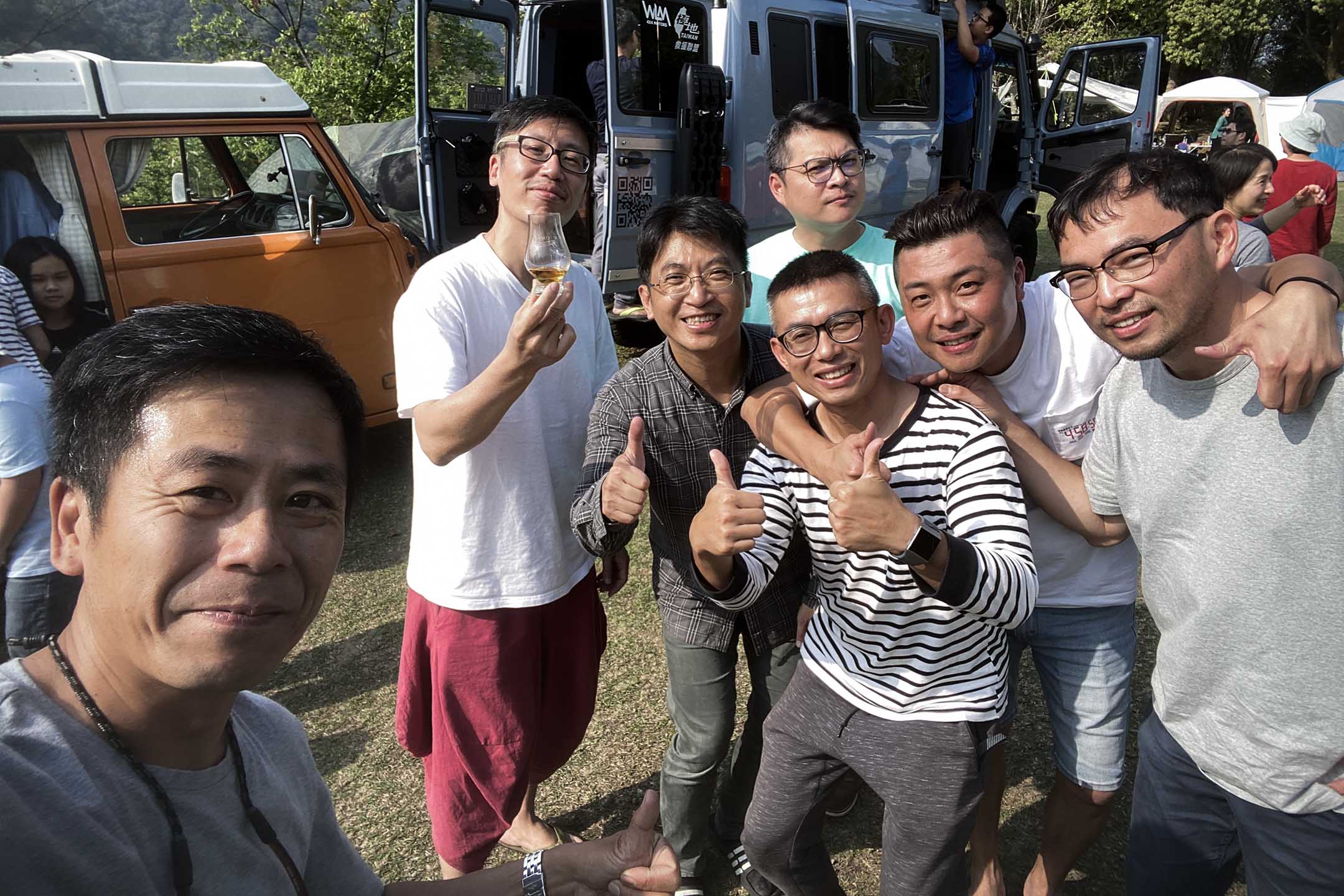 謝至德與台灣朋友交流合照。