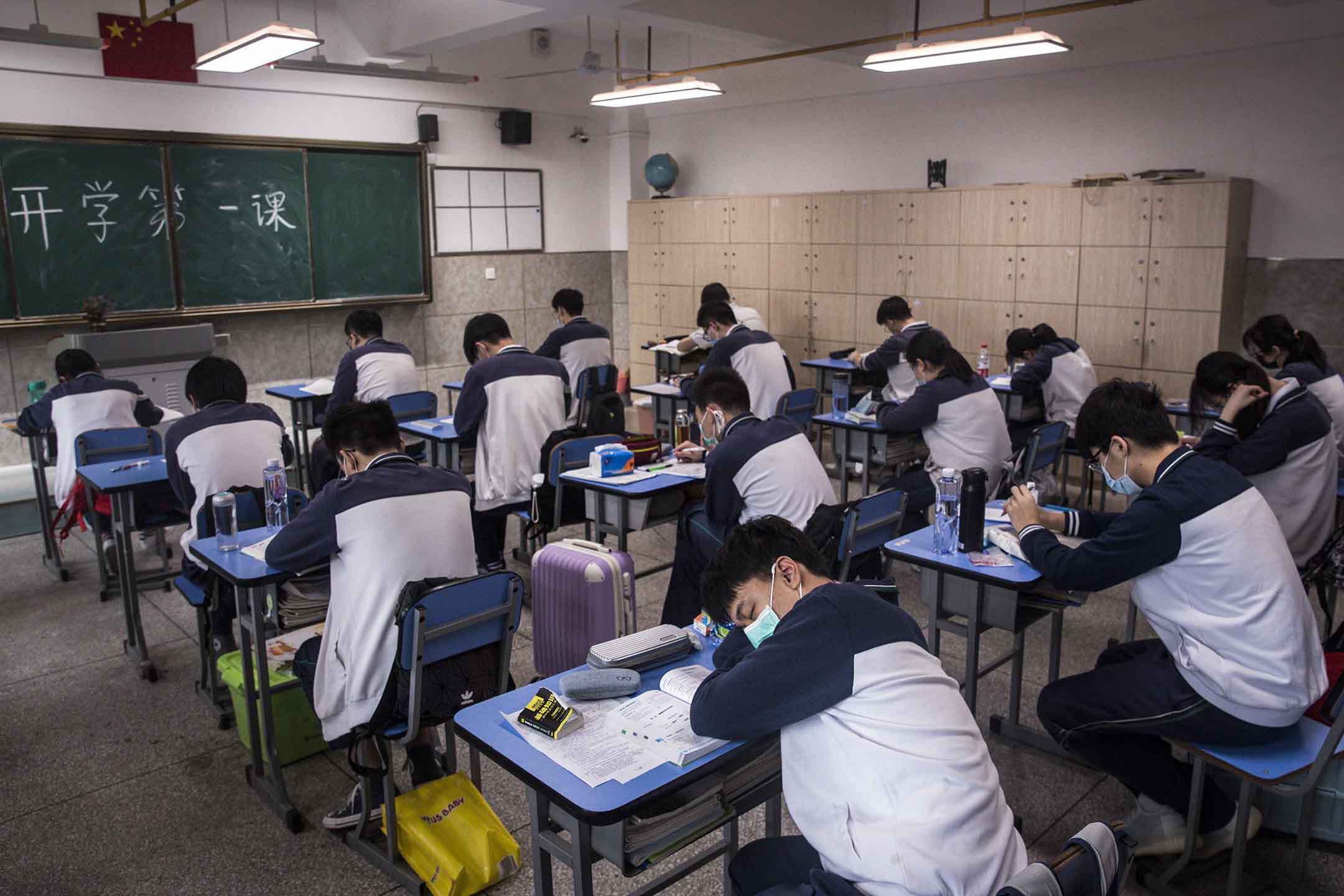 2020年5月6日中國武漢,學生於省武漢市第六中學教室内學習。