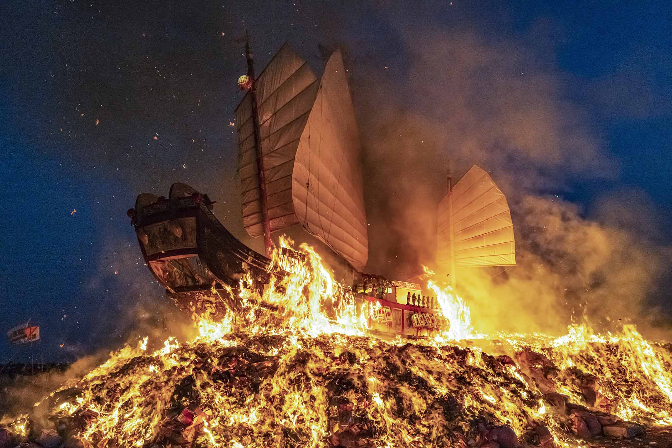 2021年10月31日東港,王船遷船至海邊連同大量祭品焚燒。