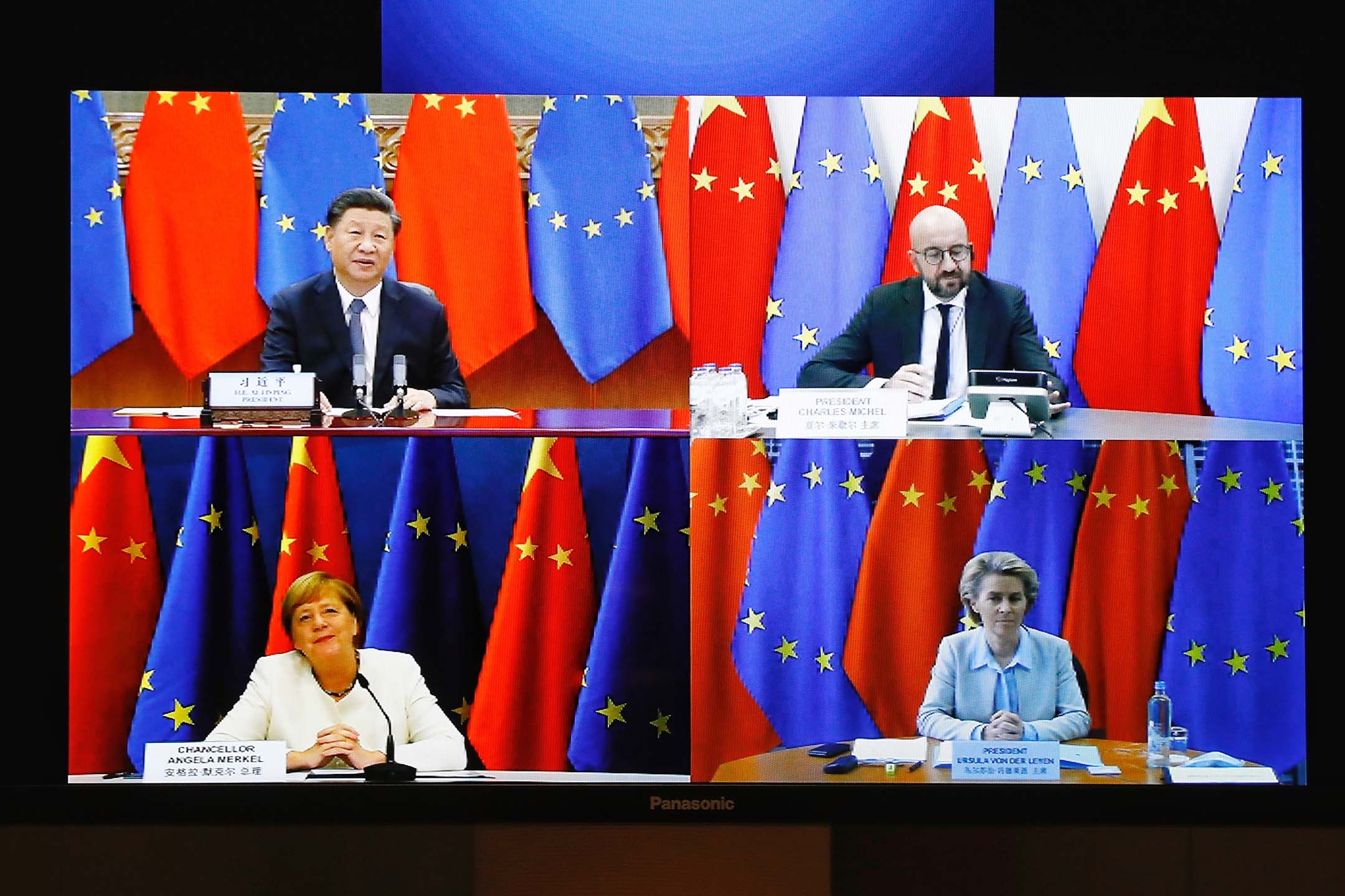 2020年9月14日比利时布鲁塞尔,屏幕显示欧盟委员会主席乌苏拉冯德莱恩(右下)、德国总理默克尔(左下)、中国国家主席习近平(左上)和欧洲理事会主席查尔斯·米歇尔(右上)在视频会议期间。