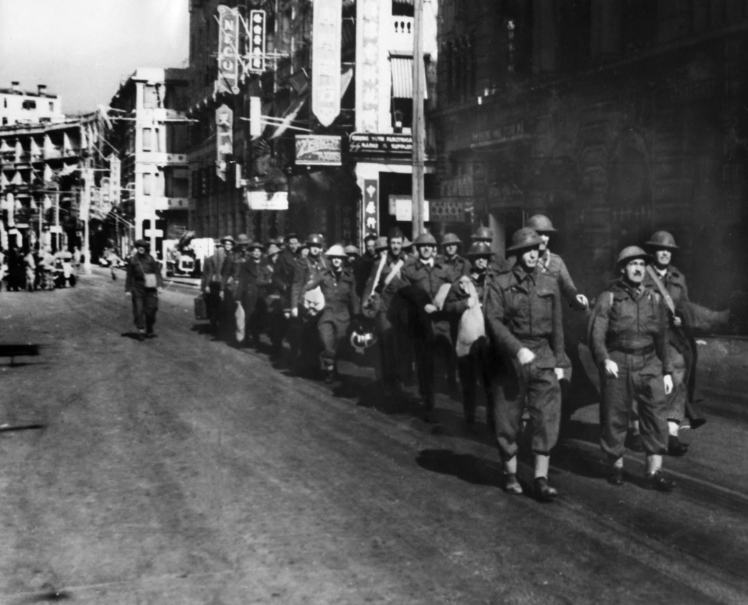 1942年,第二次世界大战,香港被日本军队占领后,英国士兵在街道上行走。