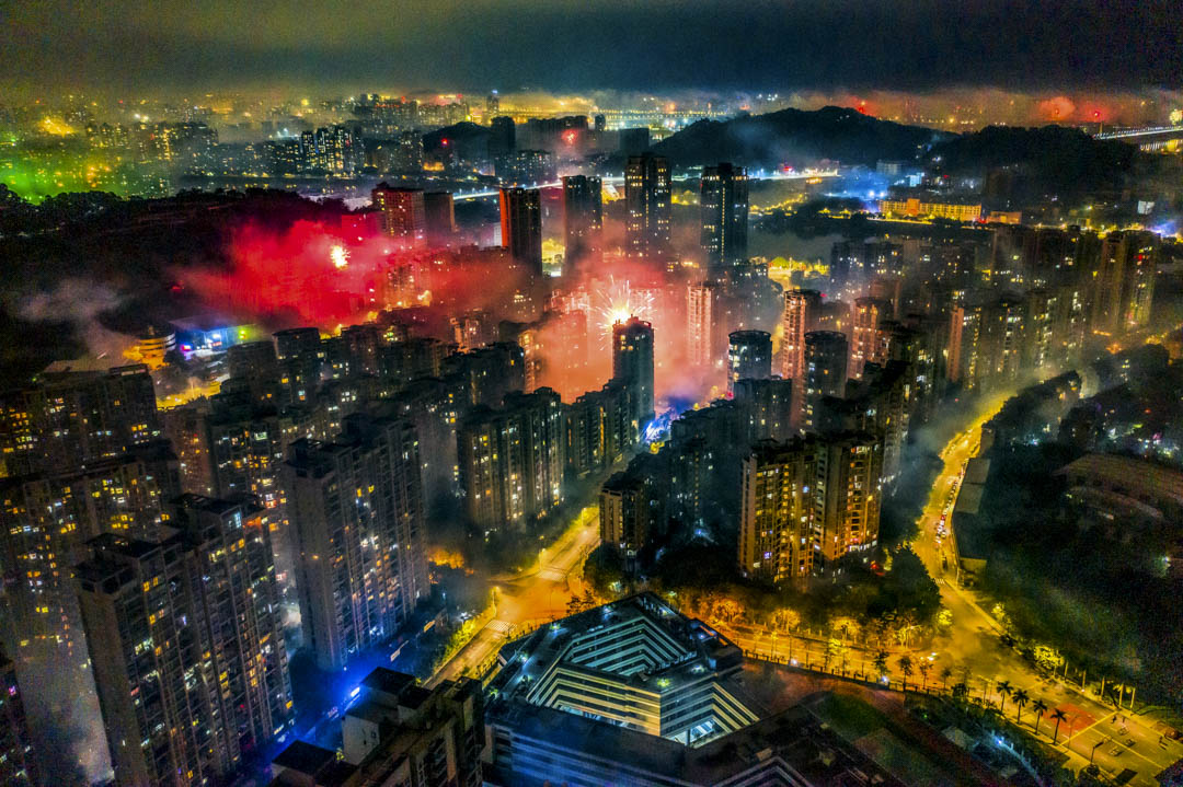 2021年2月12日，福建省福州市煙花在建築物上空盛放，慶祝農曆新年。