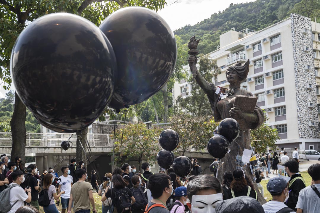 2020年11月19日﹐逾百名香港中文大学学生于校园内发起“毕业游行”，队伍在校园内民主女神像集合出发。 