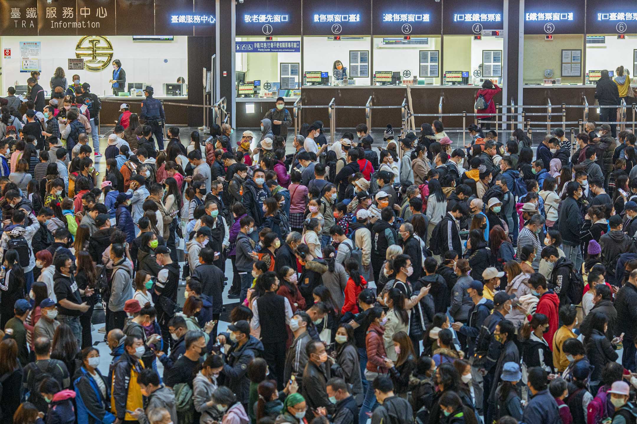 2021年12月7日台北車站,大批市民在排隊等候接種疫苗。