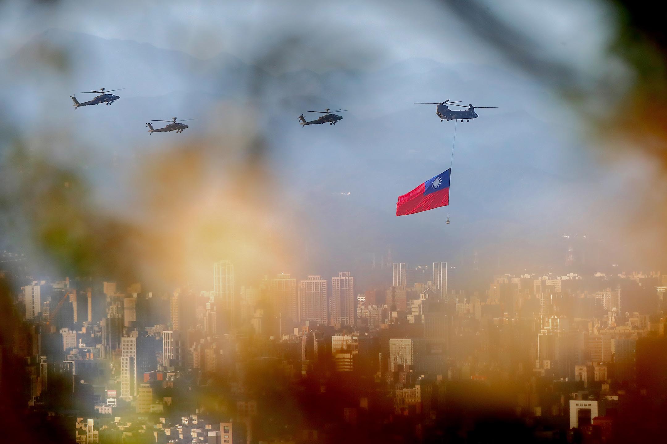 2021年10月5日台北,國慶慶祝活動前,懸掛著巨大台灣國旗的軍用直升機進行彩排。