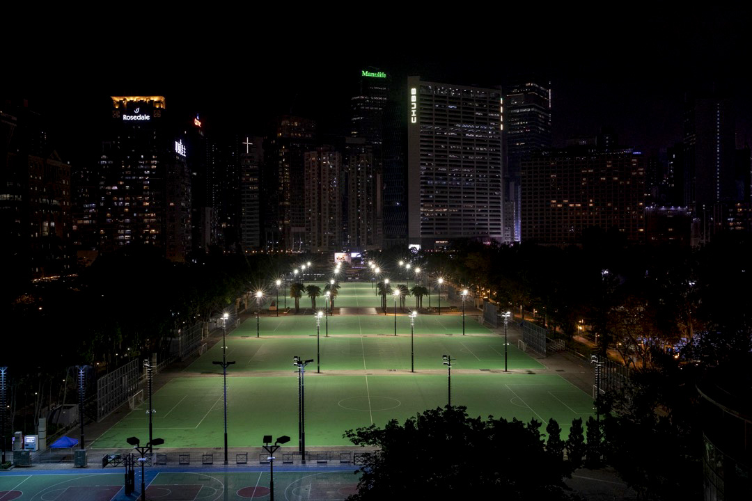 2021年6月4日,香港維多利亞公園。支聯會早前申請在維園舉辦六四悼念集會遭警方反對,警方調動7000警力在全港高調戒備,往年滿佈燭光的維園足球場空空如也。攝:林振東/端傳媒
