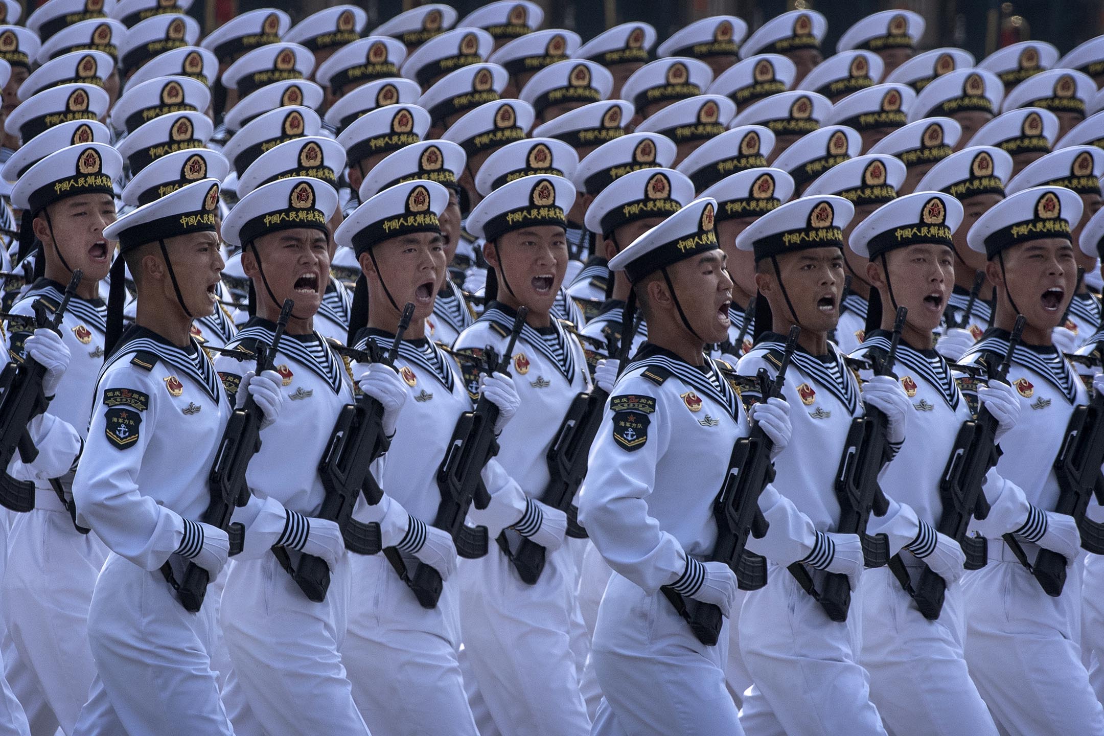 2019年10月1日北京,中國海軍在天安門廣場慶祝中華人民共和國成立70週年的閱兵儀式中。