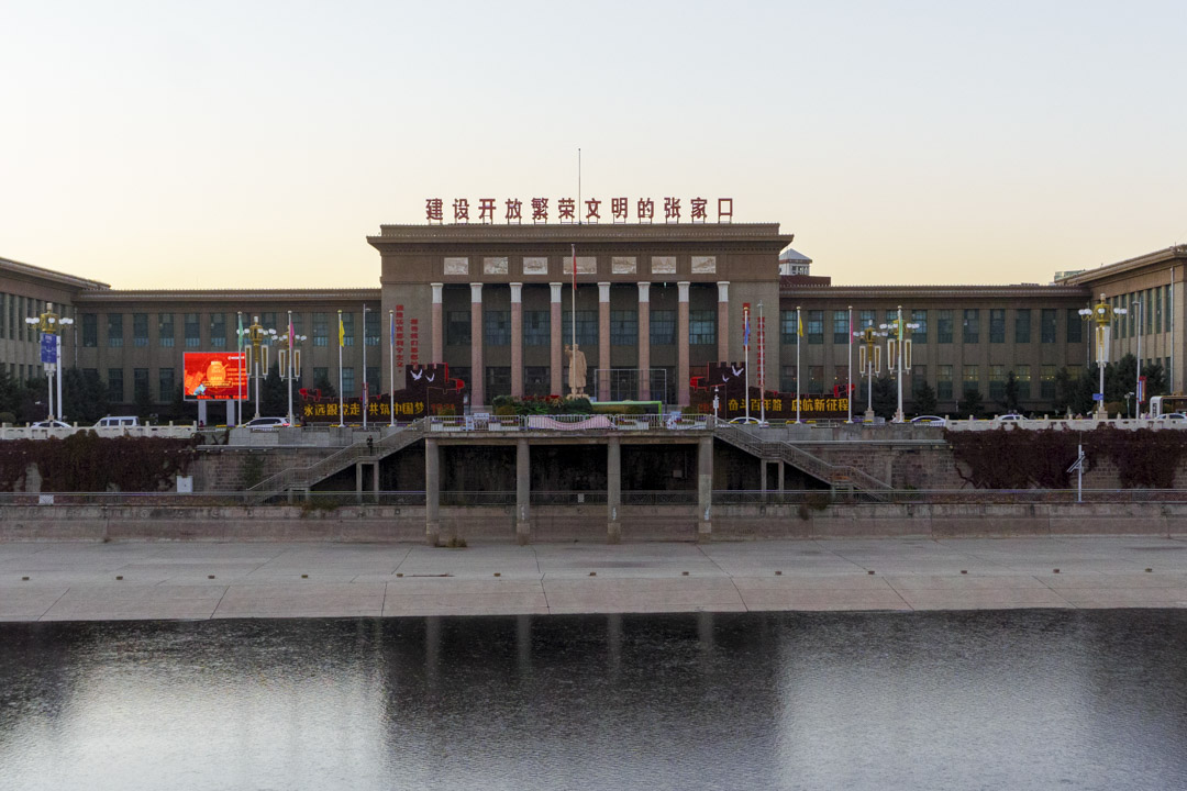 張家口市展覽館在文化大革命中建造,曾經是市中心,現在市中心移到新城區了。