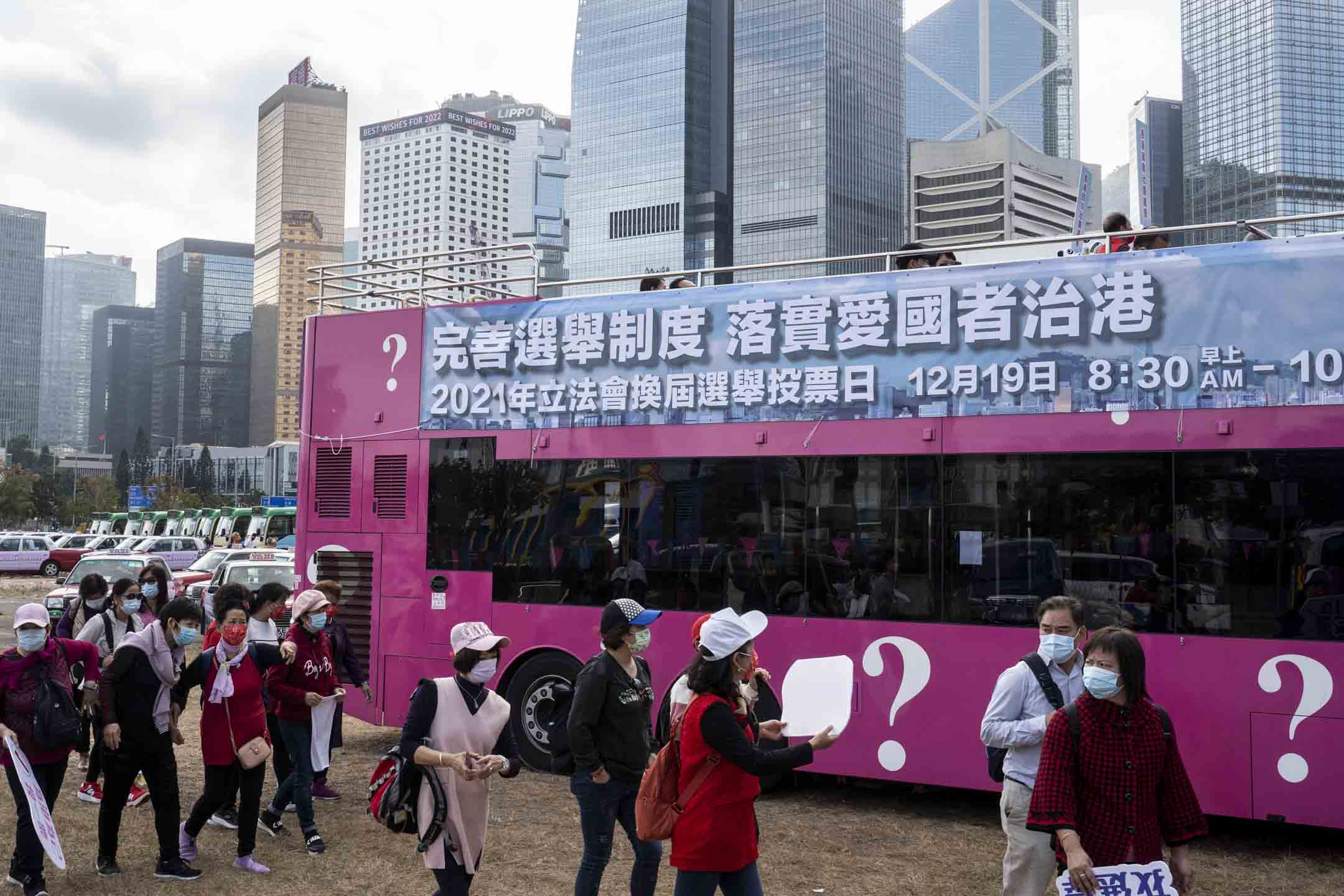 2021年12月16日,近26個社團合辦「全港省級同鄉社團支持立法會選舉花車」大巡遊,車隊約涉100部車,巡遊港九新界呼籲市民投票。攝:林振東/端傳媒