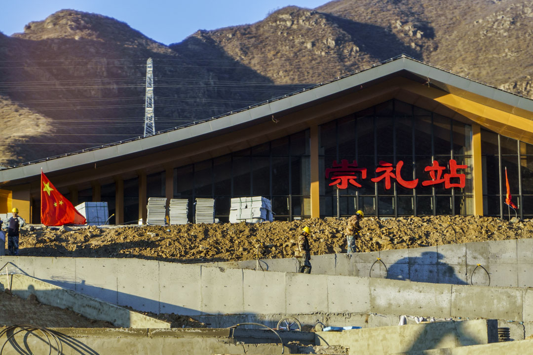 崇禮縣城上邊還在建的高鐵站。