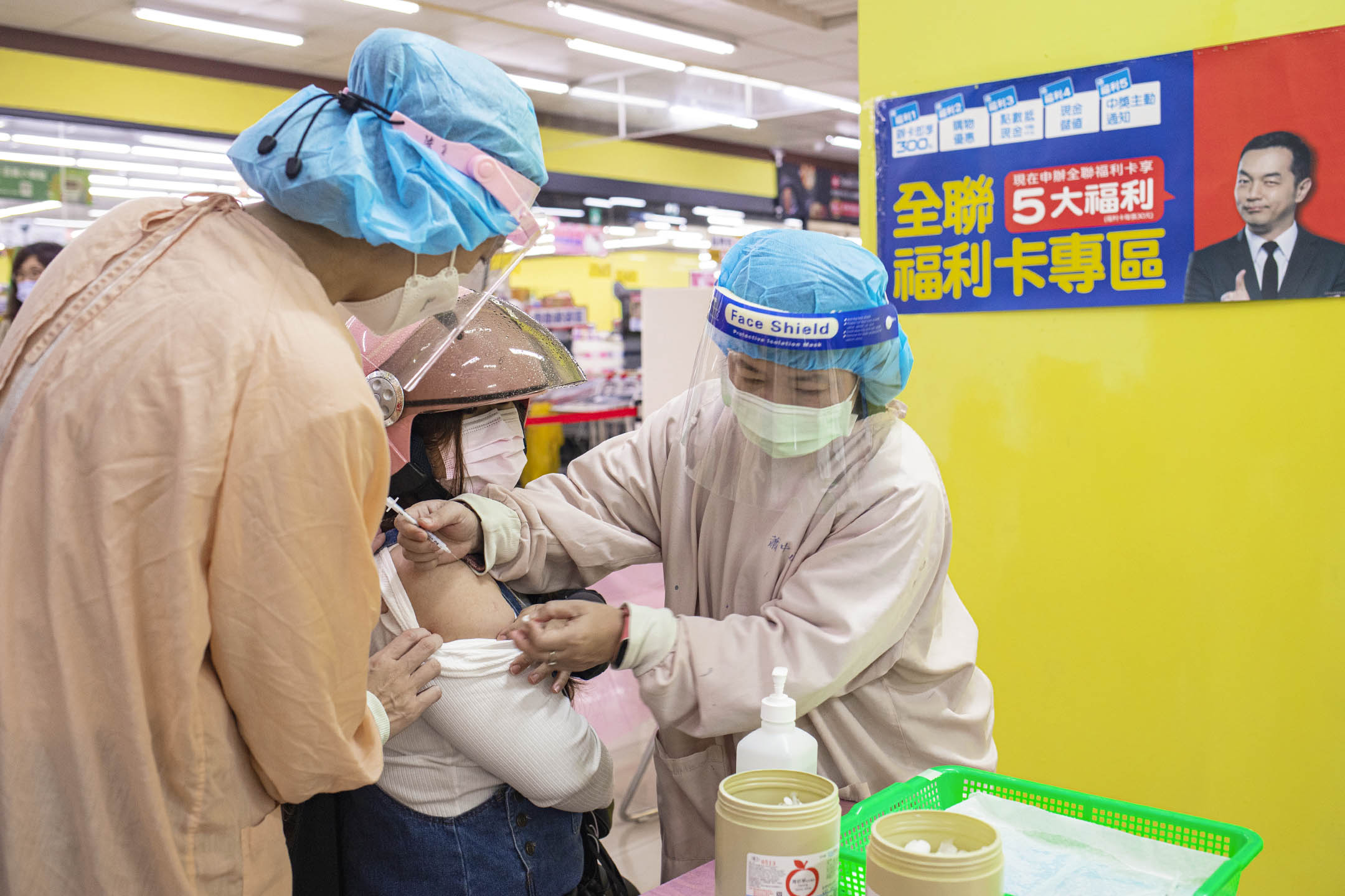 2021年12月6日板橋全聯超市,市民接種疫苗。